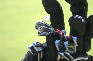 ゴルフ初心者が選ぶべき軽量キャディバッグのポイントは？