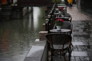ゴルフ初心者が雨の日に快適にラウンドするためのポイントは？